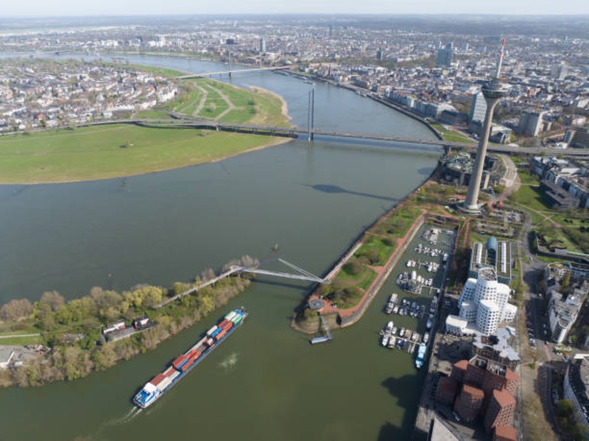 Binnenwasserstraße mit Frachtverkehr
